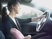 Bạn gái Hy Lạp làm tay cho bạn trai khi đang lái xe