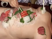 Người phụ nữ Nhật Bản béo khỏa thân với sushi được đặt trên cơ thể