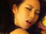 Xuất tinh vào mặt em bé