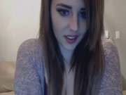 Sexy brunette tuổi teen sử dụng đồ chơi âm hộ trên máy ảnh