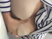 Cô gái chơi với núm vú của mình